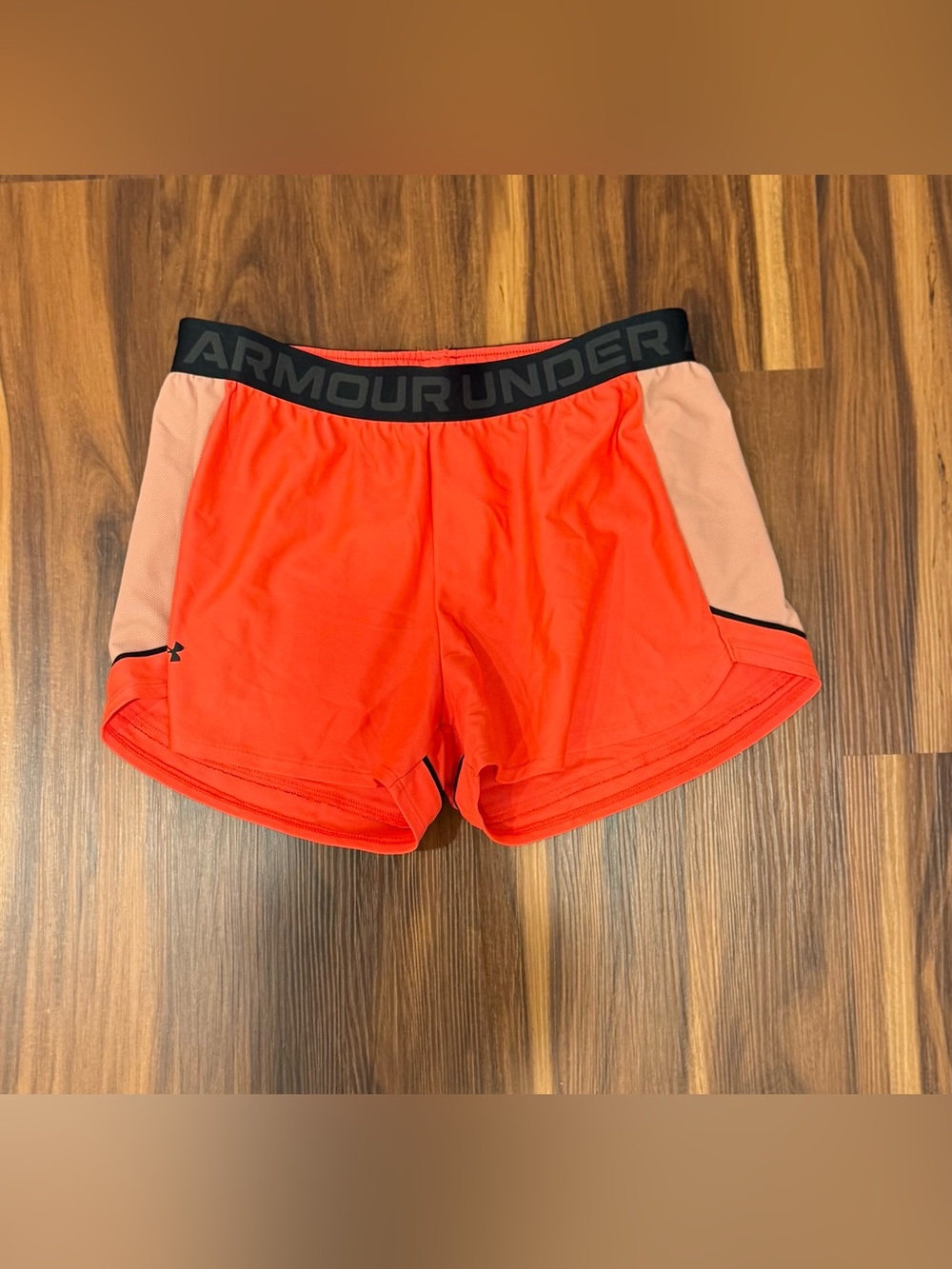 Under Armour Orange Athletic Shorts Exposed Elastic
Waistband Medium